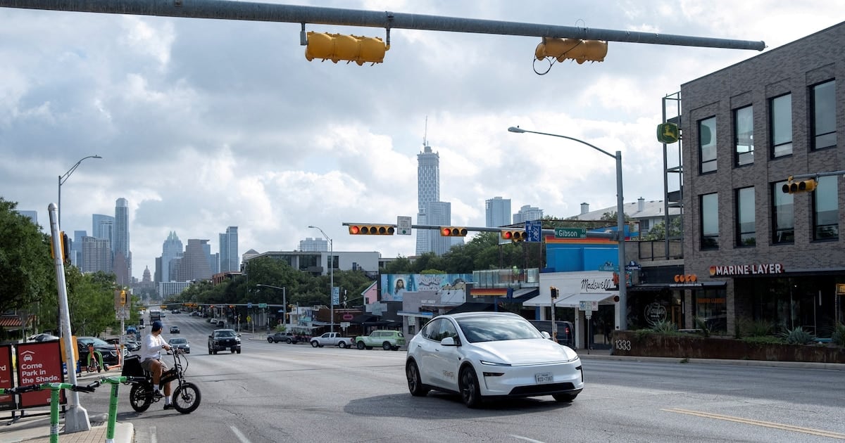 La calle del futuro se frena en la esquina del Concejo: ciudades de Estados Unidos le ponen límites a los robotaxis
