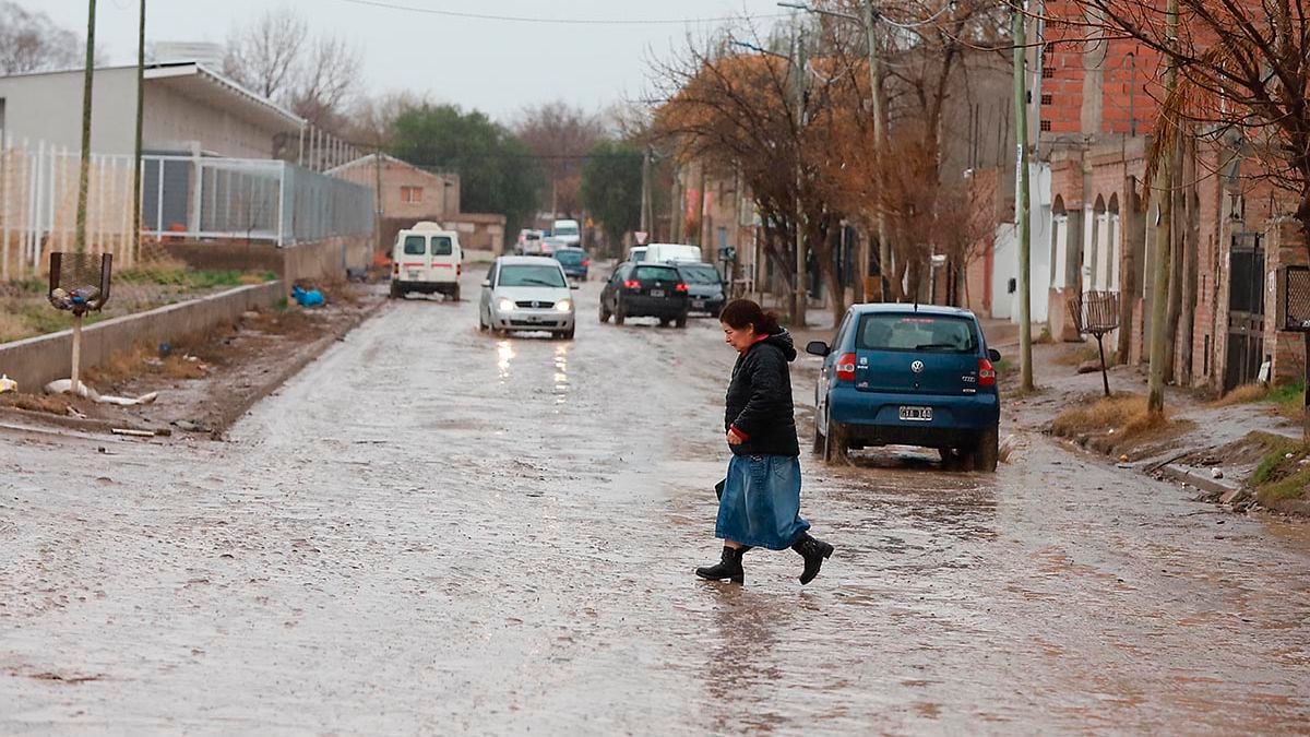 Suelos empapados, arroyos que revientan y familias que miran al cielo en Neuquén: cómo prepararse antes de que el agua llegue