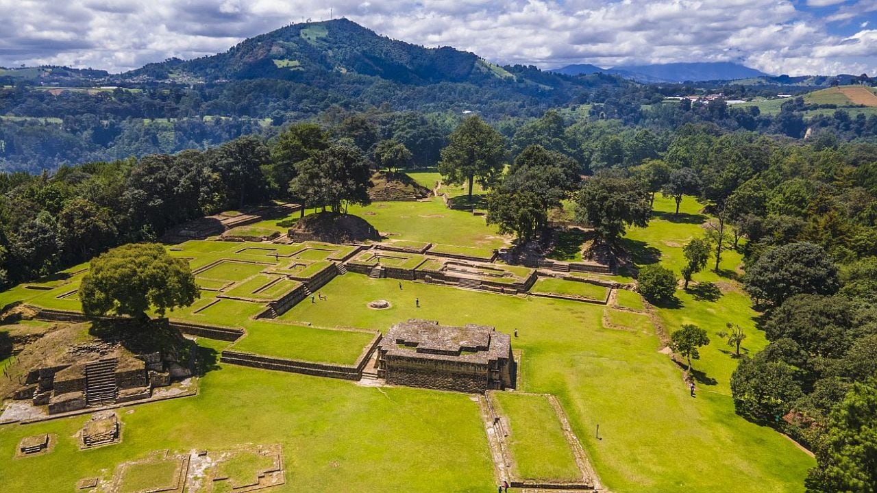 Guatelma concentra en un territorio del tamao de una provincia argentina una oferta que combina ruinas mayas, lago y volcanes
