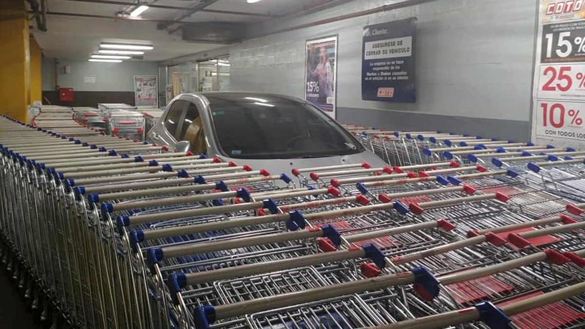 Las ventas de supermercados caen por duodécimo mes y la compra se concentra en productos básicos