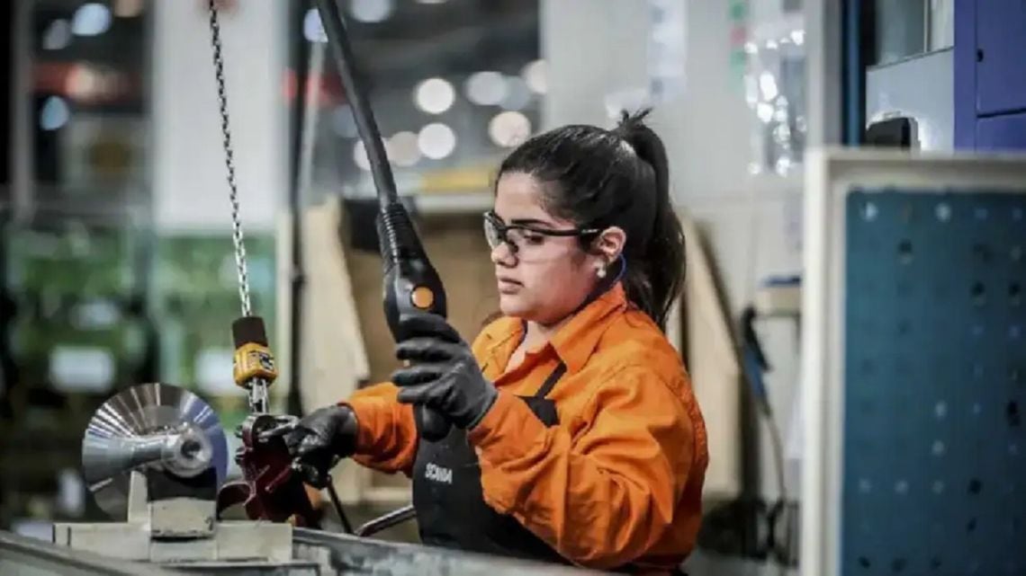 La economía cerró agosto con una recuperación marginal y dejó al descubierto el peso del comercio y la industria sobre el nivel de actividad