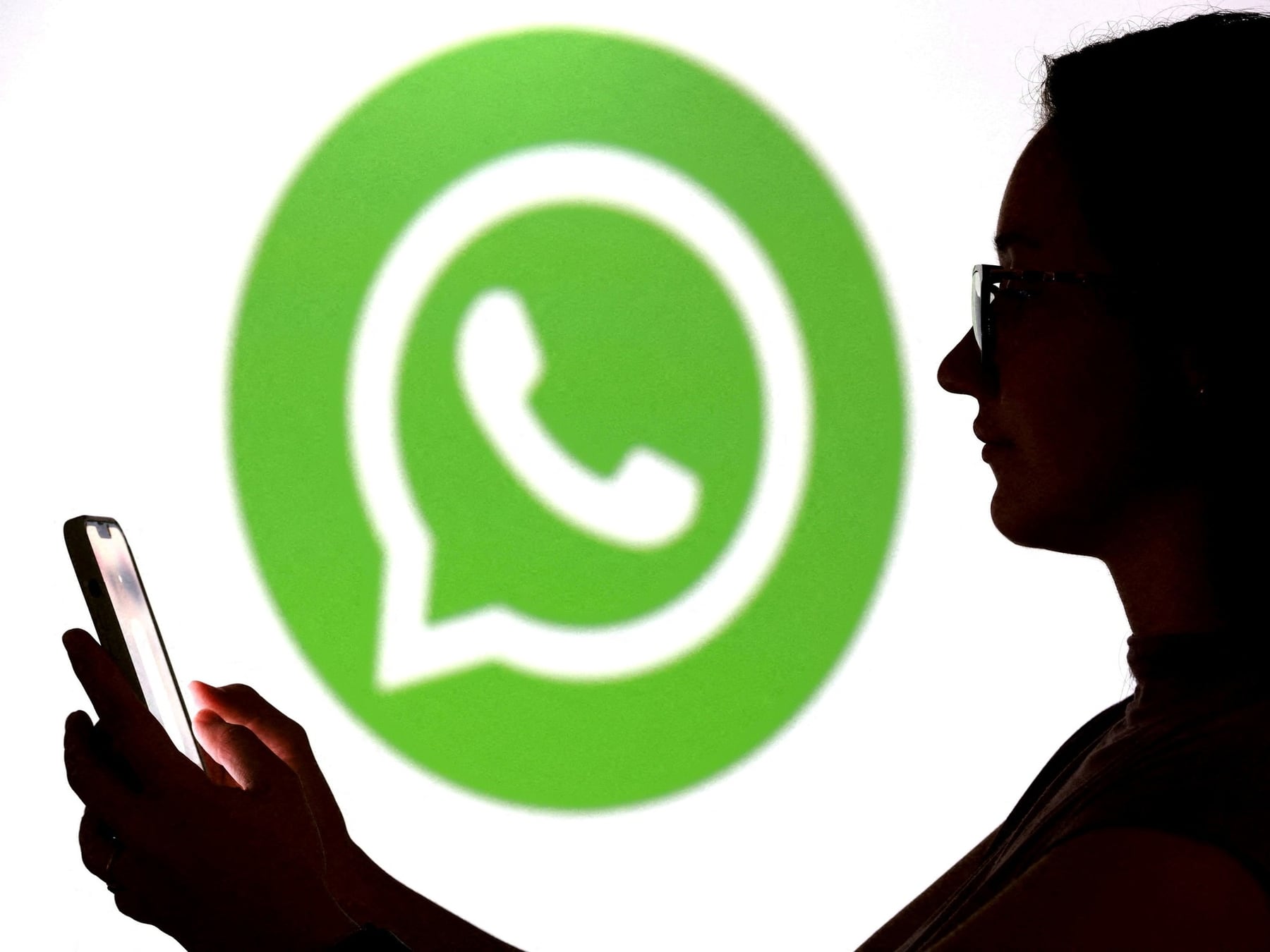 WhatsApp en cuatro pantallas a la vez: el riesgo silencioso de las sesiones abiertas y cómo cerrarlas en segundos