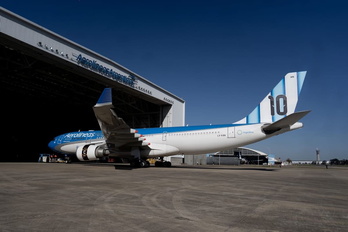 Volar se volvió un lujo: el sobrecosto del combustible ya supera los 100 millones de dólares y Aerolíneas lo descarga en el boleto
