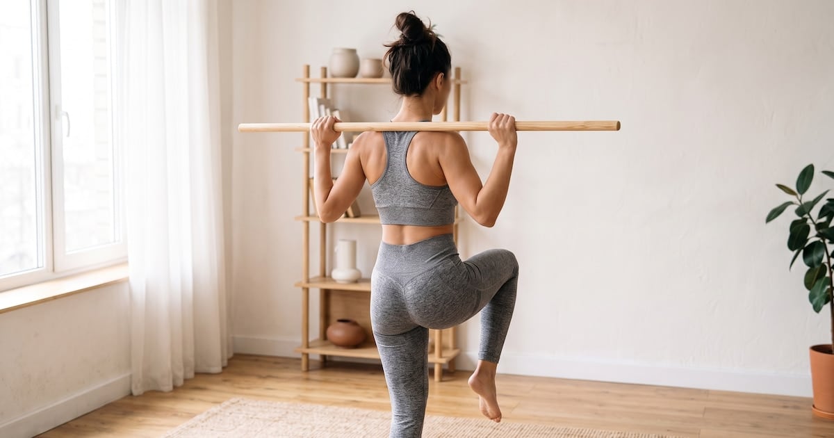 Abdominales en casa: tres movimientos seguros con un palo