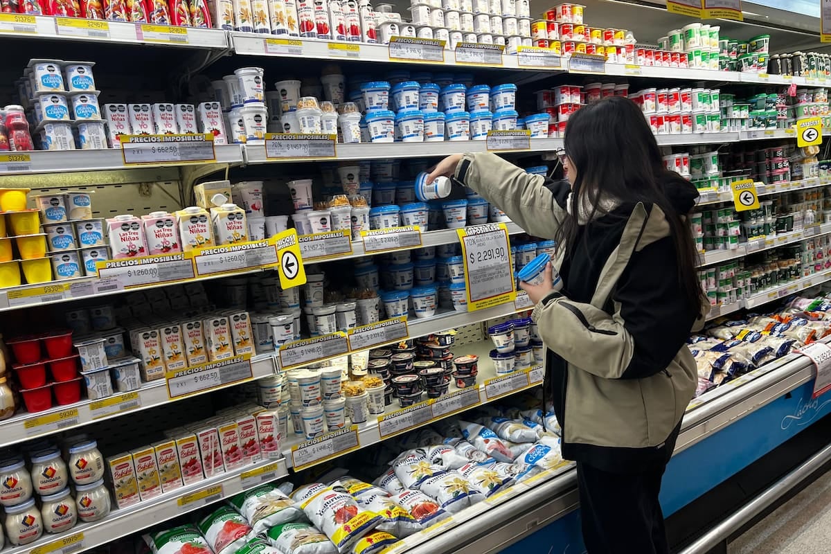 El consumo minorista se contrajo en agosto y prolongó ocho meses de retroceso en supermercados