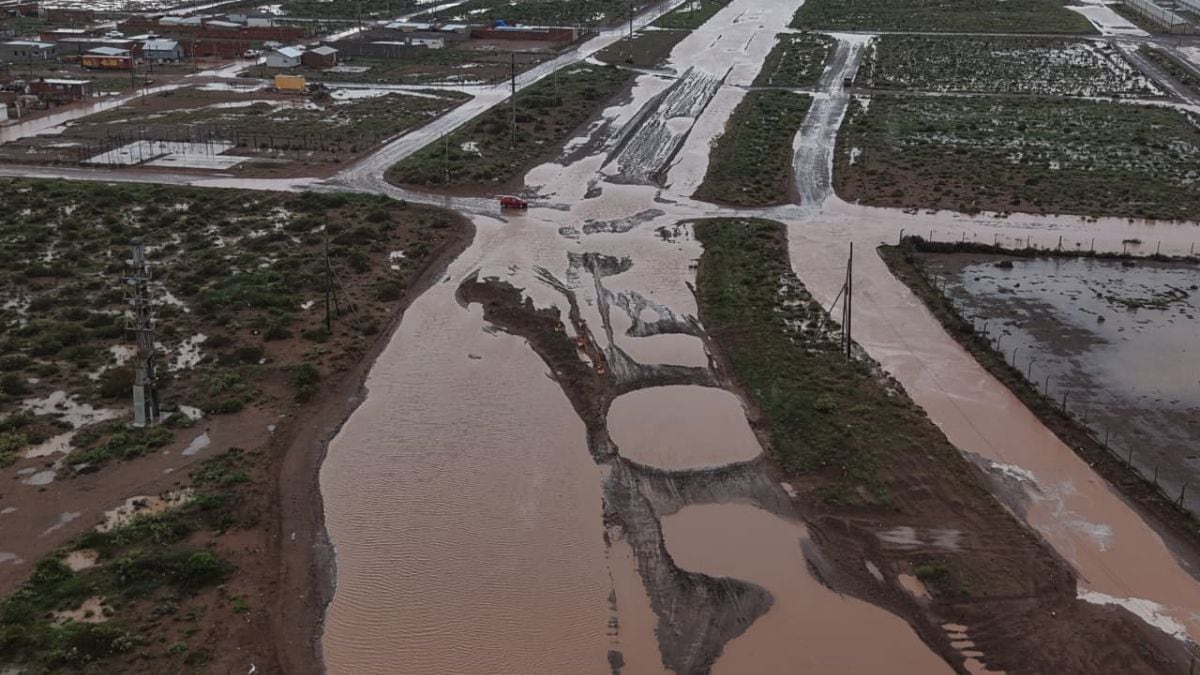 Añelo activó un centro de refugio tras la tormenta que-dd inundó barrios y dejó un poste en riesgo