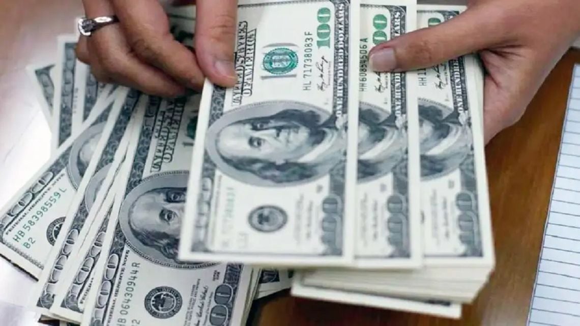 El dólar minorista alcanzó los $1.550 y recortó su brecha con el blue