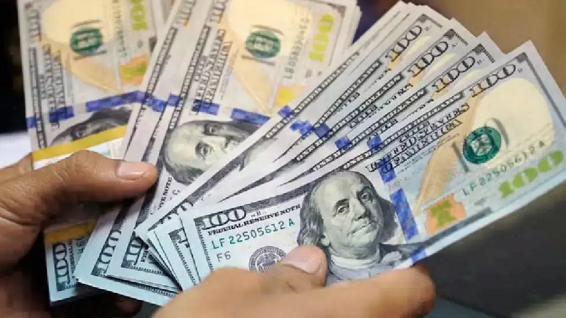 El dólar informal avanzó al comenzar la semana y terminó en 1.575 pesos