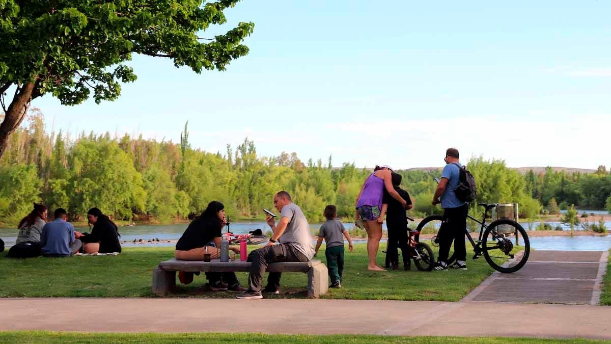 Una tarde de sol reunió a los neuquinos junto al Limay